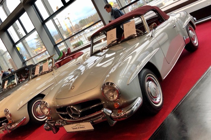 Mercedes-Benz 190 SL, silbern mit rotem Verdeck
