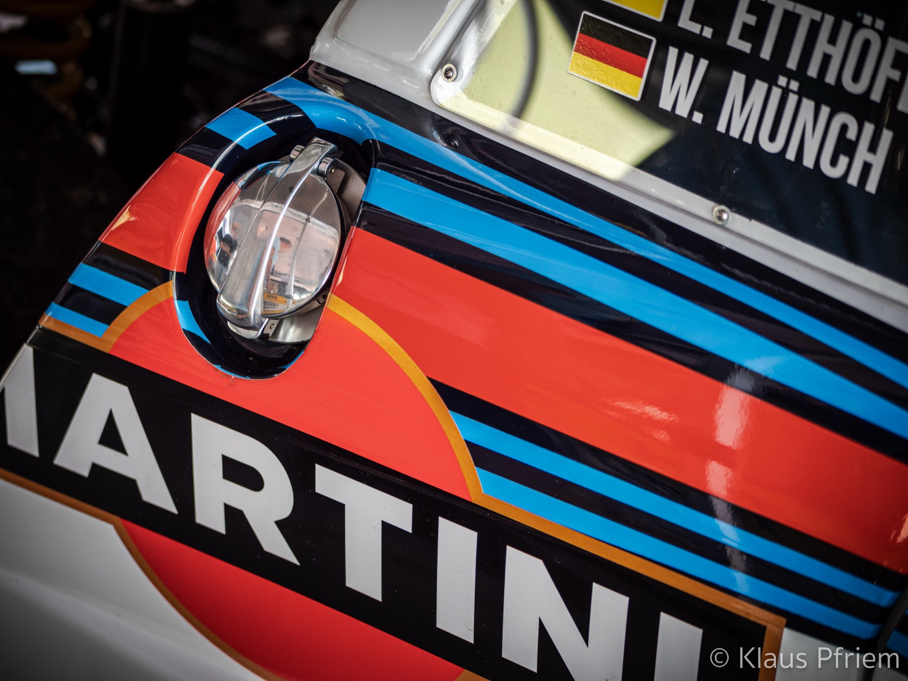 Fahrer- und Beifahrername auf dem Kotflügel eines Lancia im Martini-Design